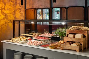 Buffet déjeuner servi tous les jours en supplément