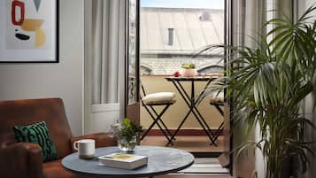 Minibar, caja de seguridad en la habitación y escritorio