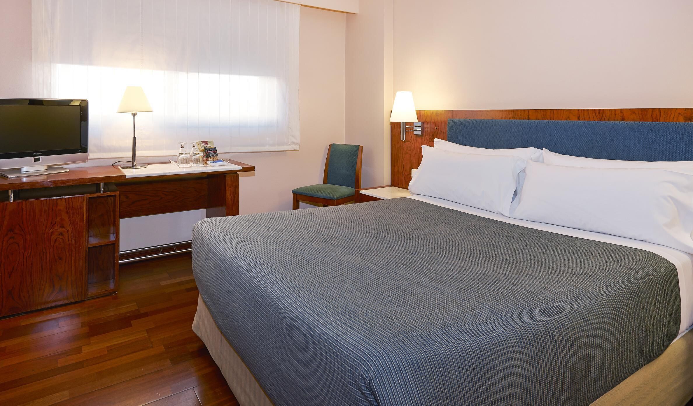 hypo-allergenic bedding, minibar, in-room safe, desk