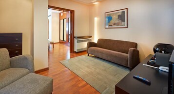 Suite Junior for 3 people | 1 bedroom, hypo-allergenic bedding, minibar, in-room safe