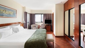 A hotel room with a bed, desk, chair, TV, and a large mirror. - Bohemian Entenza (Barcelona)