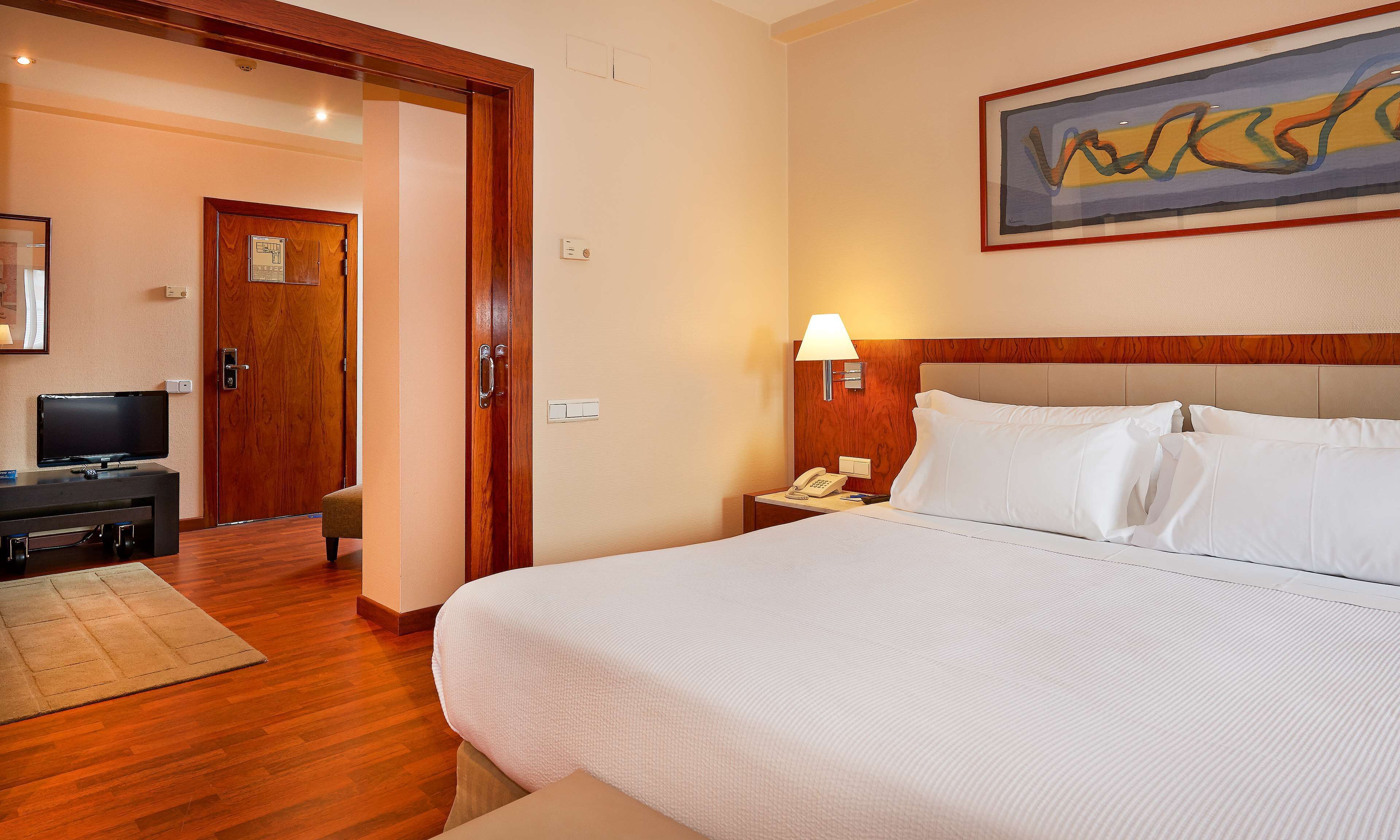 hypo-allergenic bedding, minibar, in-room safe, desk