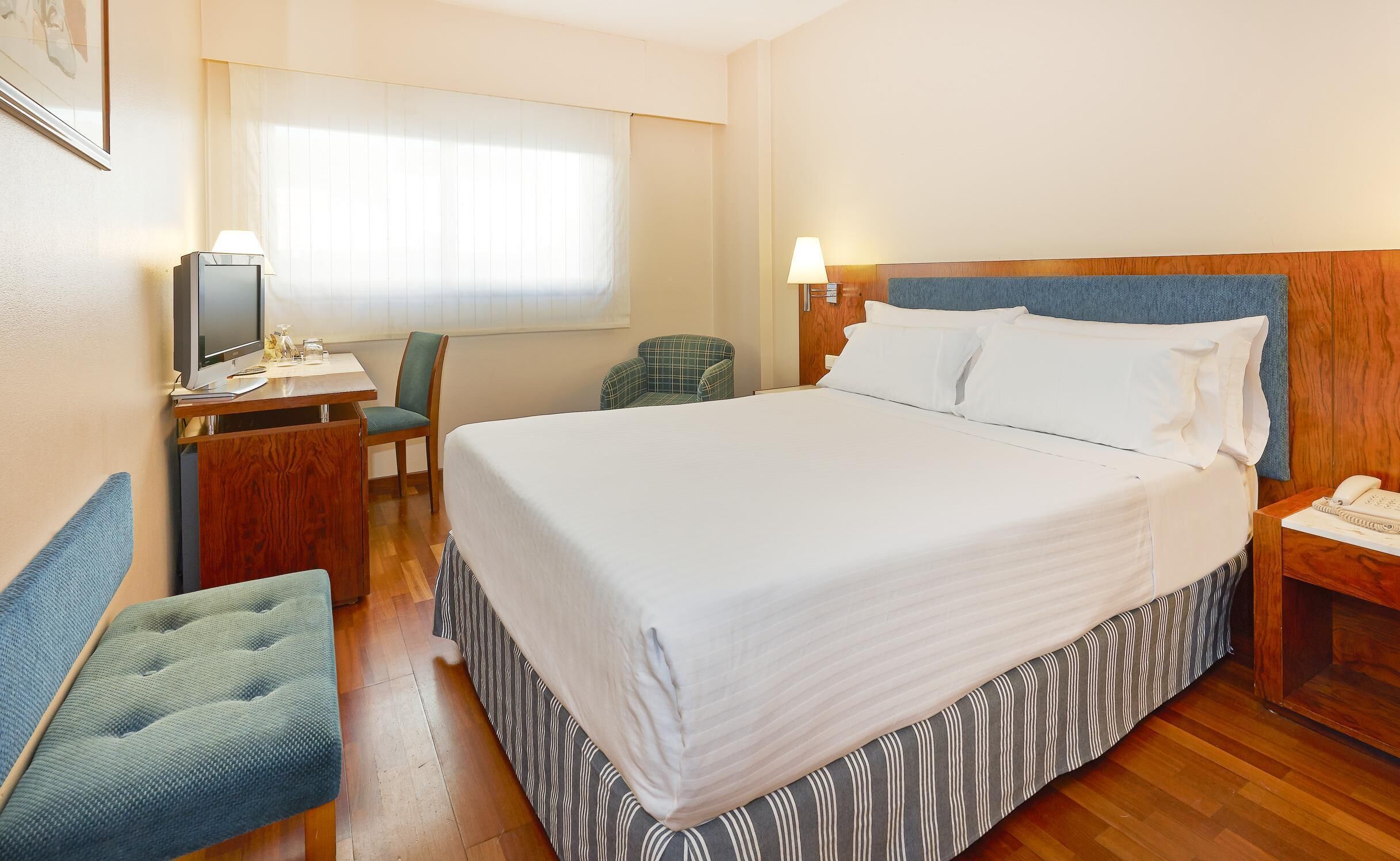 hypo-allergenic bedding, minibar, in-room safe, desk