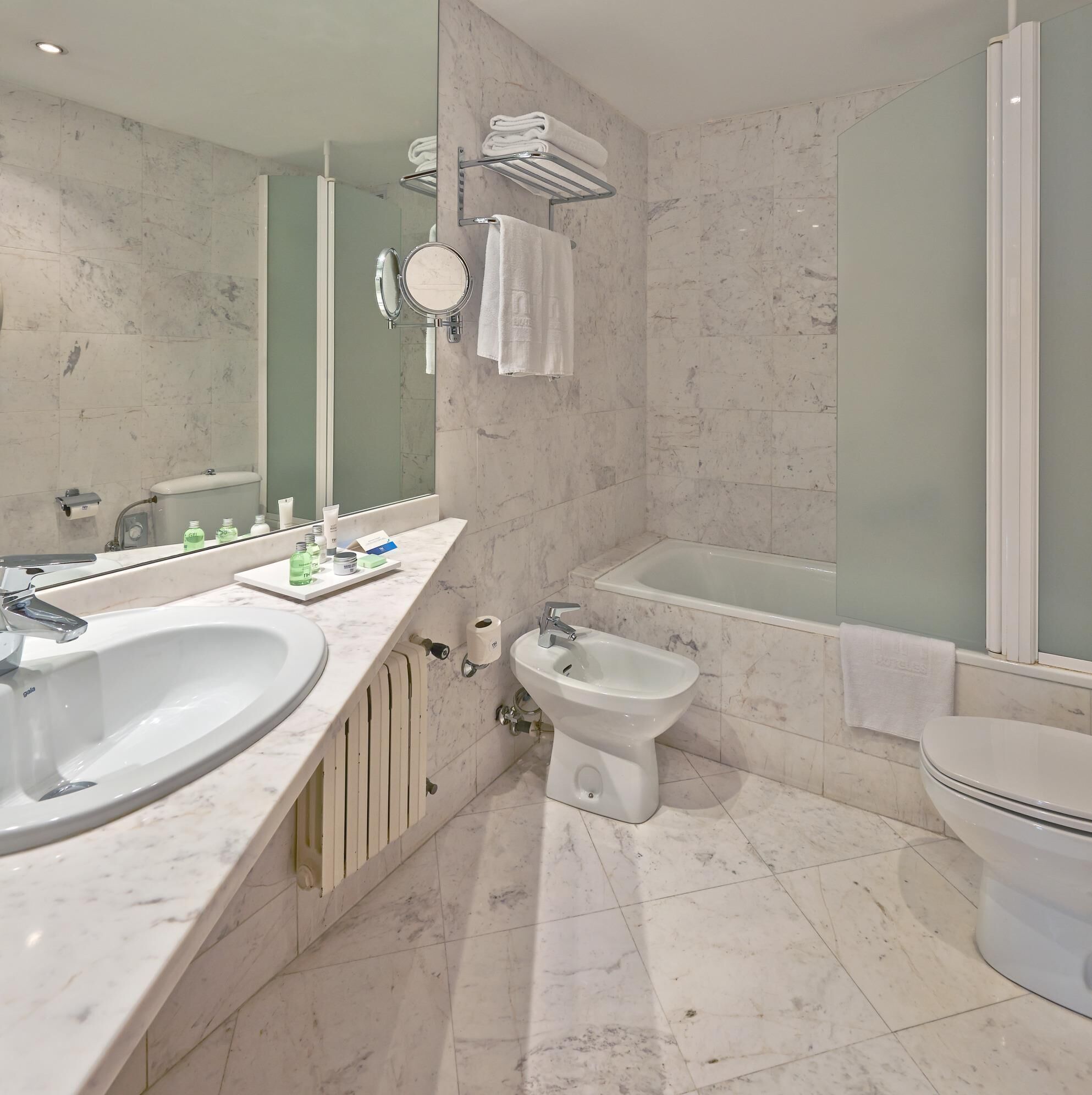 superior room | bathroom | combined shower/bathtub, deep-soaking bathtub, eco-friendly toiletries