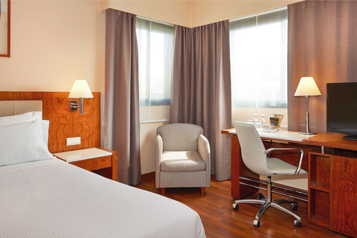 1 bedroom, hypo-allergenic bedding, minibar, in-room safe