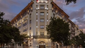 A historic hotel with a grand entrance, multiple floors, and classic architecture. - NH Collection Gran Hotel de Zaragoza (Zaragoza)