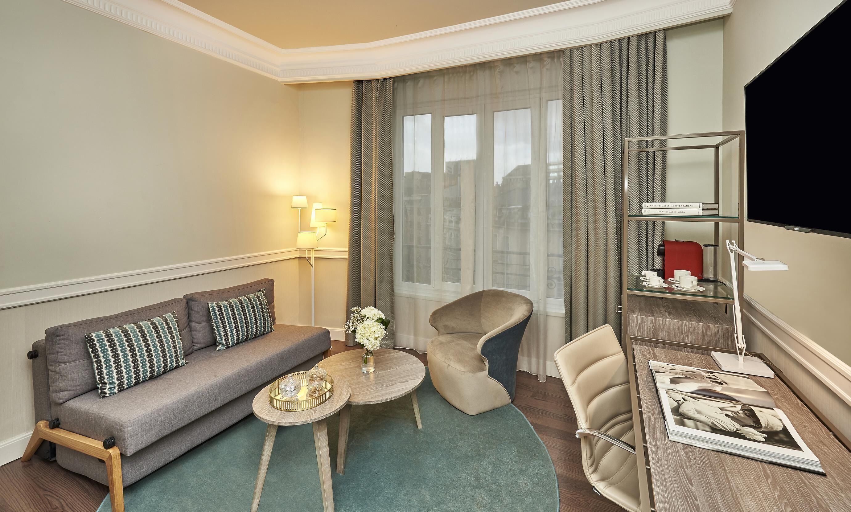 Suite junior | Ropa de cama de alta calidad, minibar, caja fuerte y escritorio