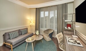 Suite – junior | Sengetøy av topp kvalitet, minibar, safe på rommet og skrivebord