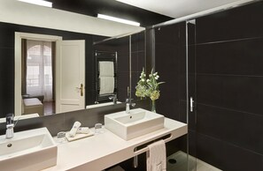 Junior Suite | Bathroom | Eco-friendly toiletries, hair dryer, bathrobes, bidet - NH Collection Gran Hotel de Zaragoza (Zaragoza)