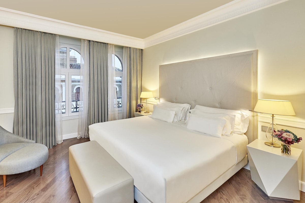 Suite junior | Ropa de cama de alta calidad, minibar, caja fuerte y escritorio