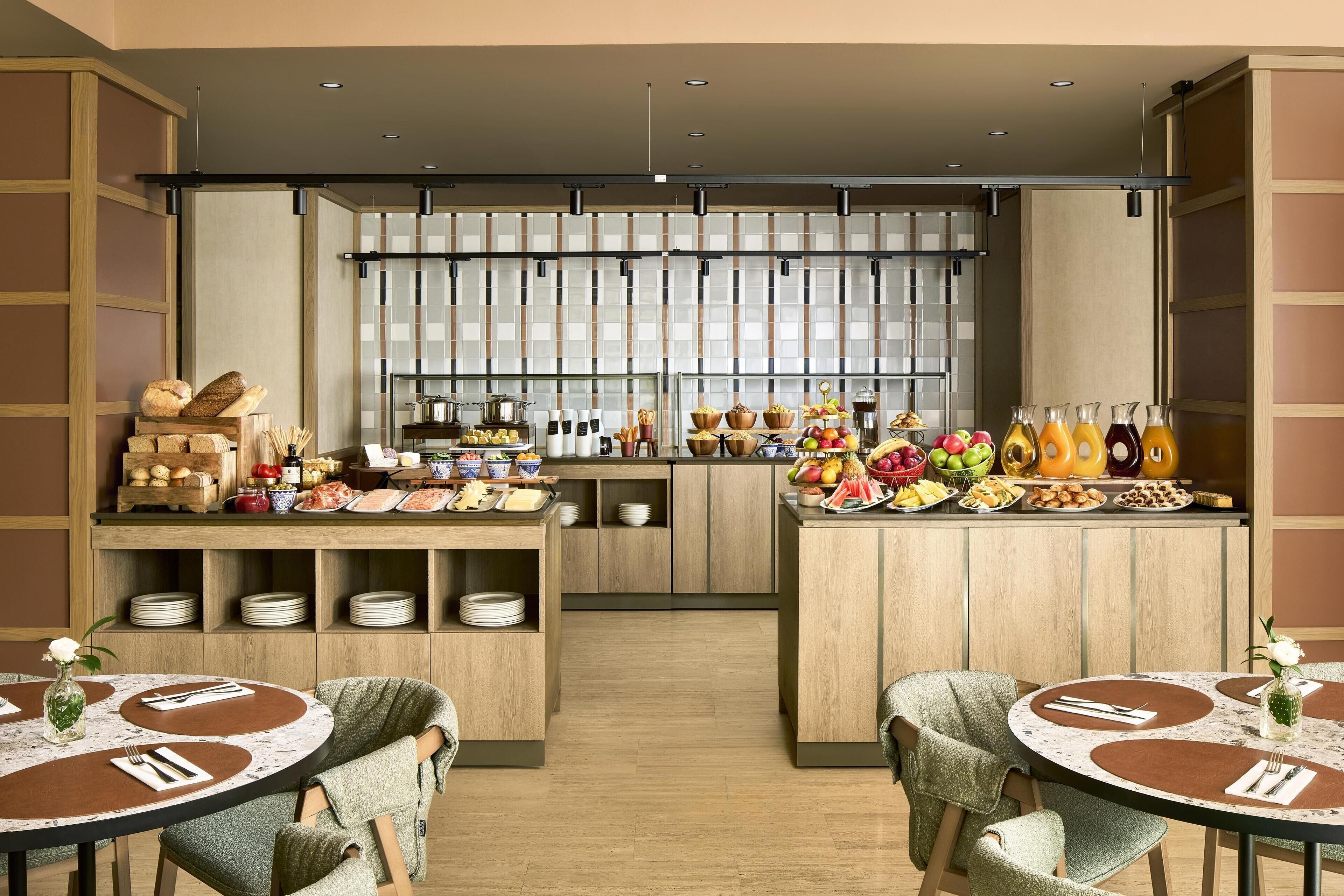 Déjeuner et dîner servis sur place, spécialités Cuisine méditerranéenne