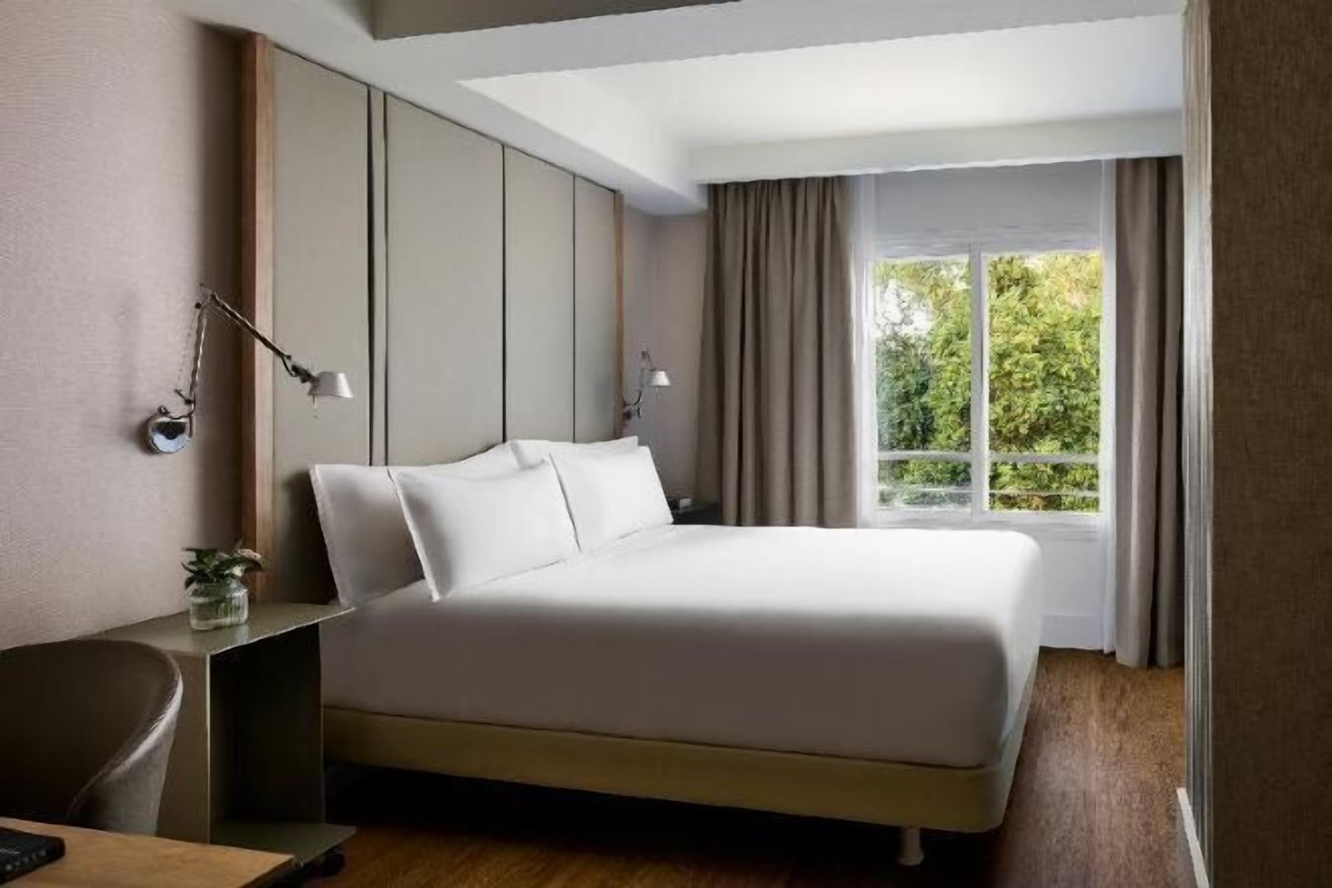 Minibar, caja fuerte, escritorio y cortinas opacas