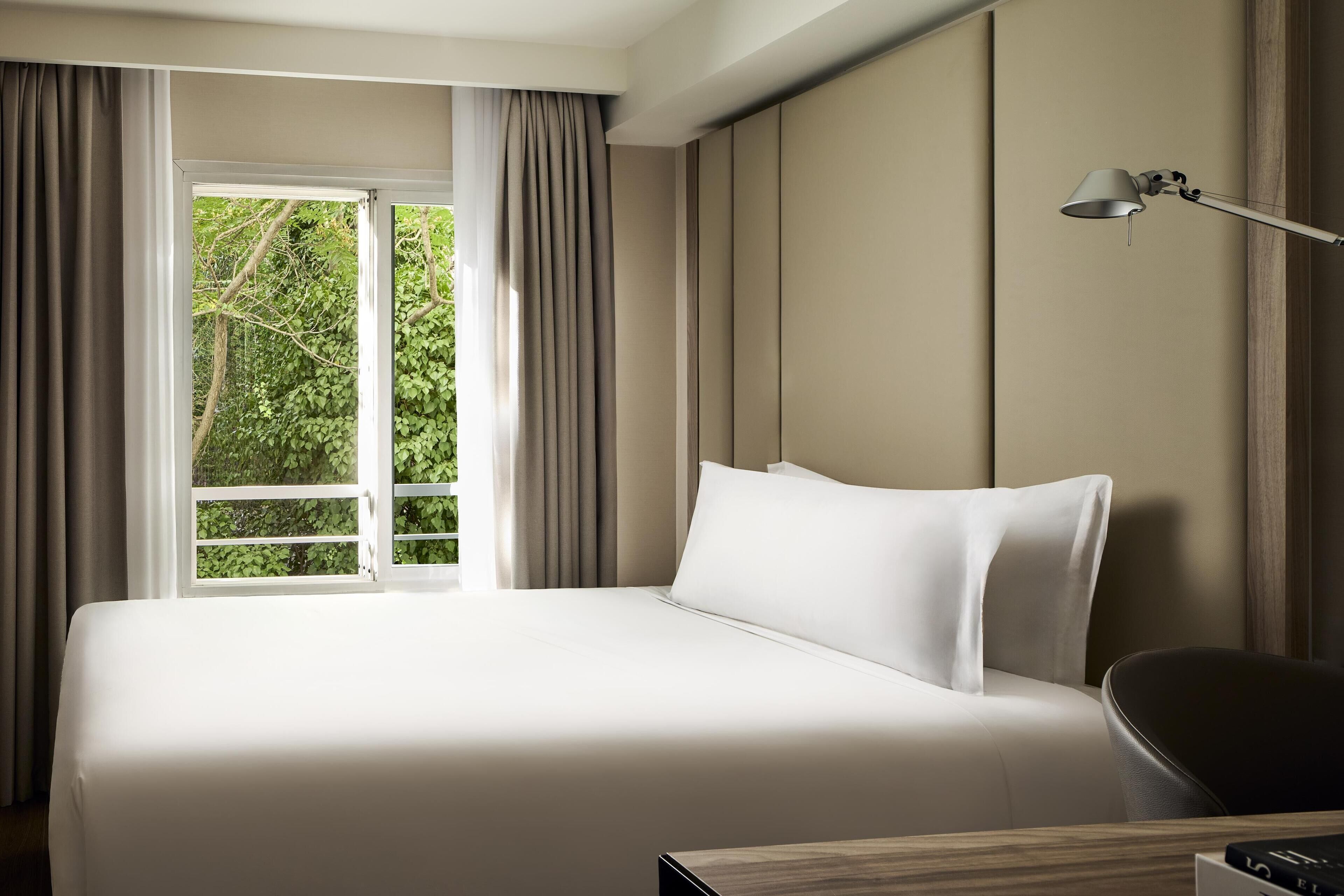 Standaard eenpersoonskamer | Een minibar, een kluis op de kamer, een bureau, verduisterende gordijnen