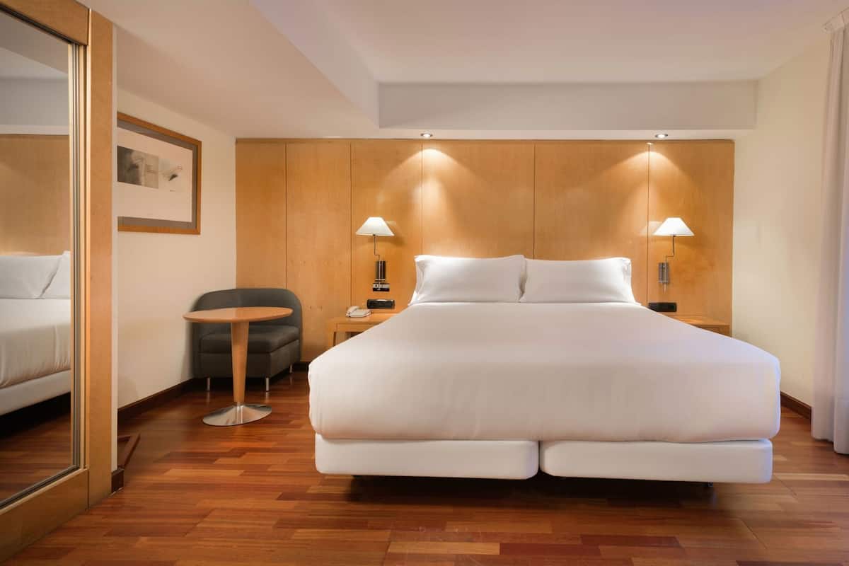 Minibar, caja de seguridad en la habitación y escritorio 
