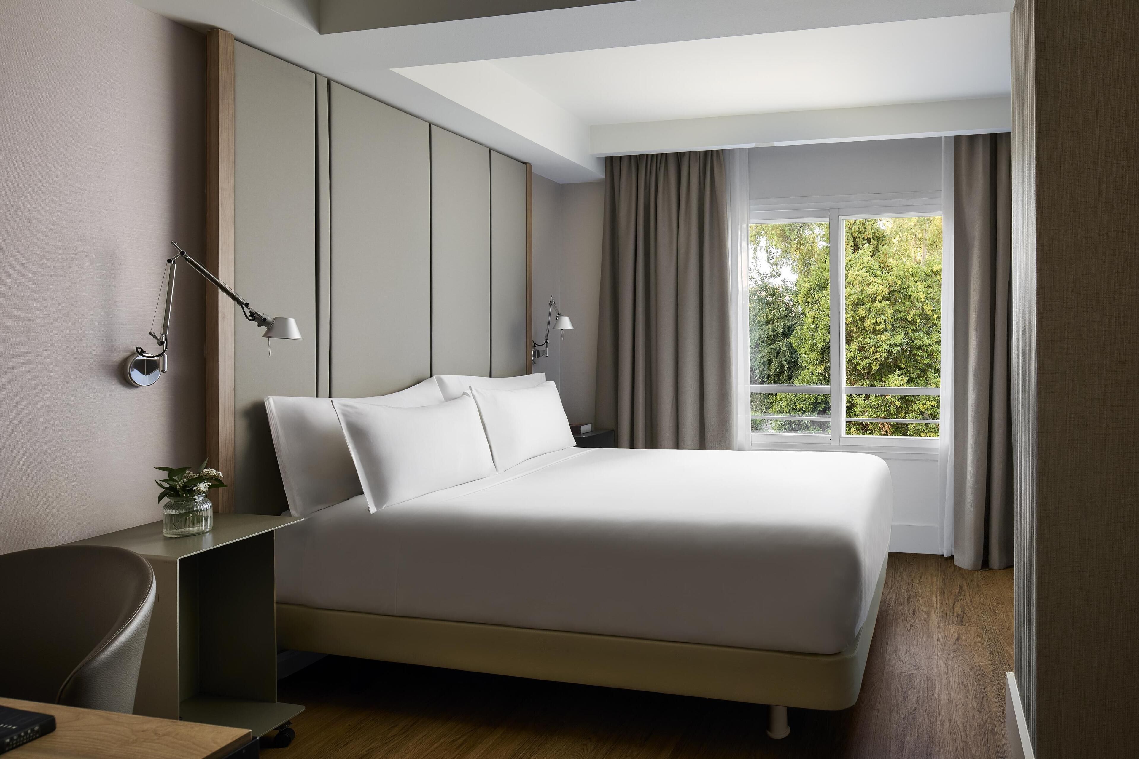 Een minibar, een kluis op de kamer, een bureau, verduisterende gordijnen