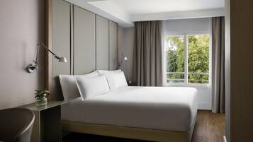 Minibar, caixa forta a l'habitació, escriptori i cortines opaques