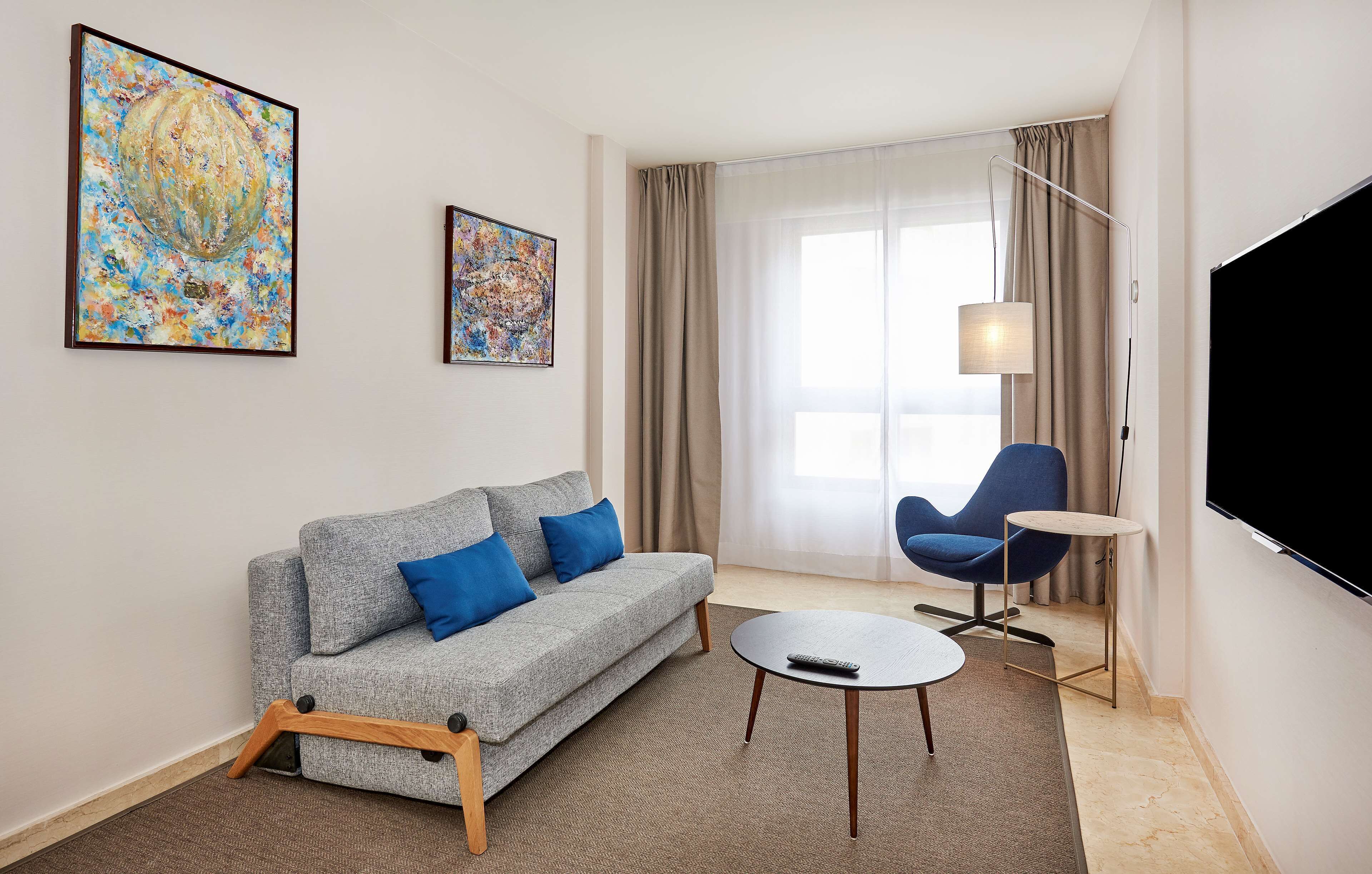 Minibar, coffres-forts dans les chambres, bureau, rideaux occultants