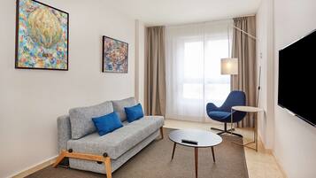 Minibar, coffres-forts dans les chambres, bureau, rideaux occultants