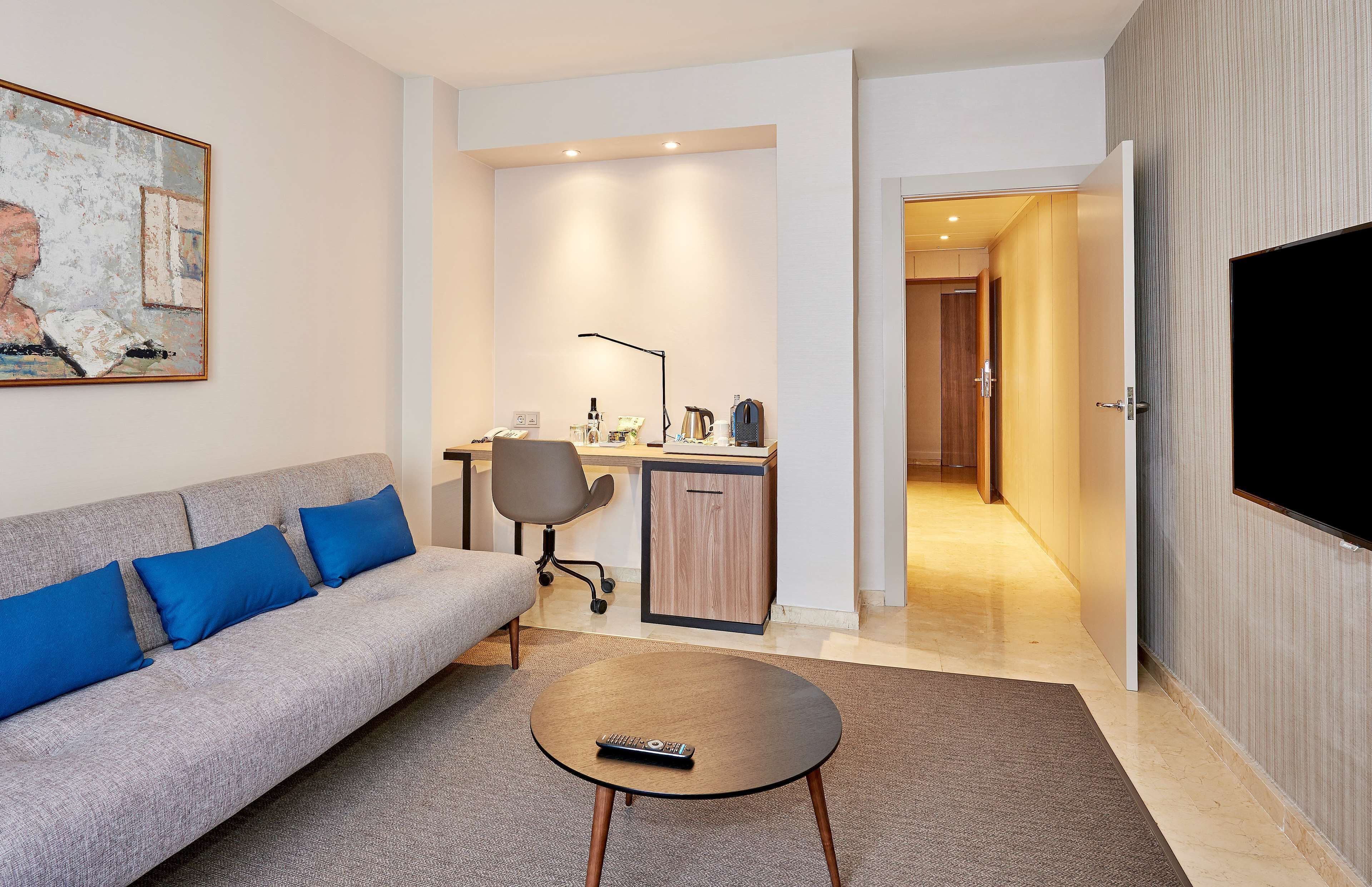 minibar, in-room safe, desk, blackout curtains