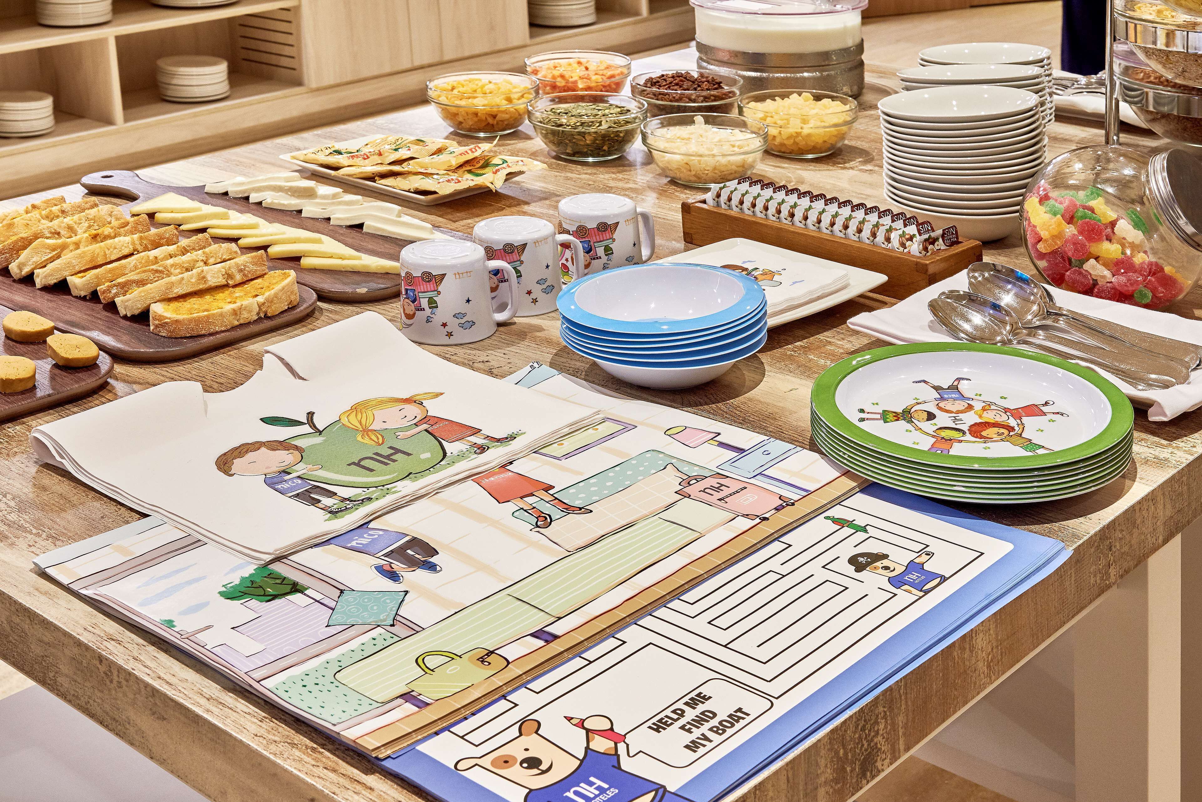 Una mesa de buffet con diferentes alimentos y un libro de actividades para niños.