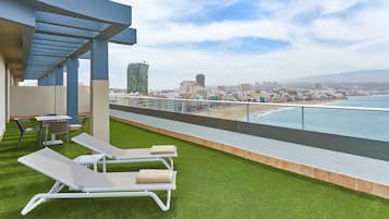 Minibar, brankas, meja kerja, dan tirai kedap cahaya