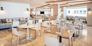 Lunch, dinner served; international cuisine, ocean views 