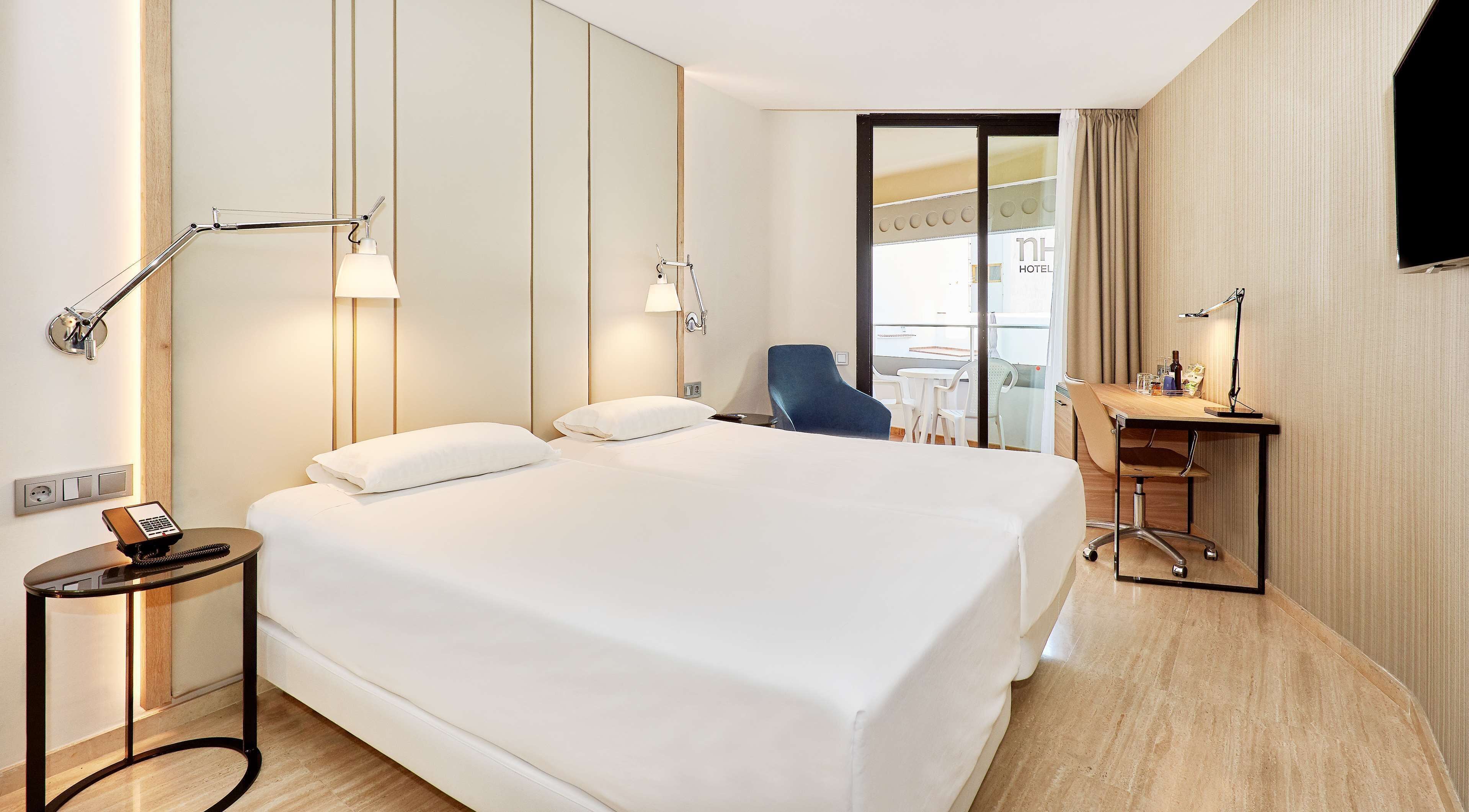 Minibar, caja de seguridad en la habitación y escritorio 