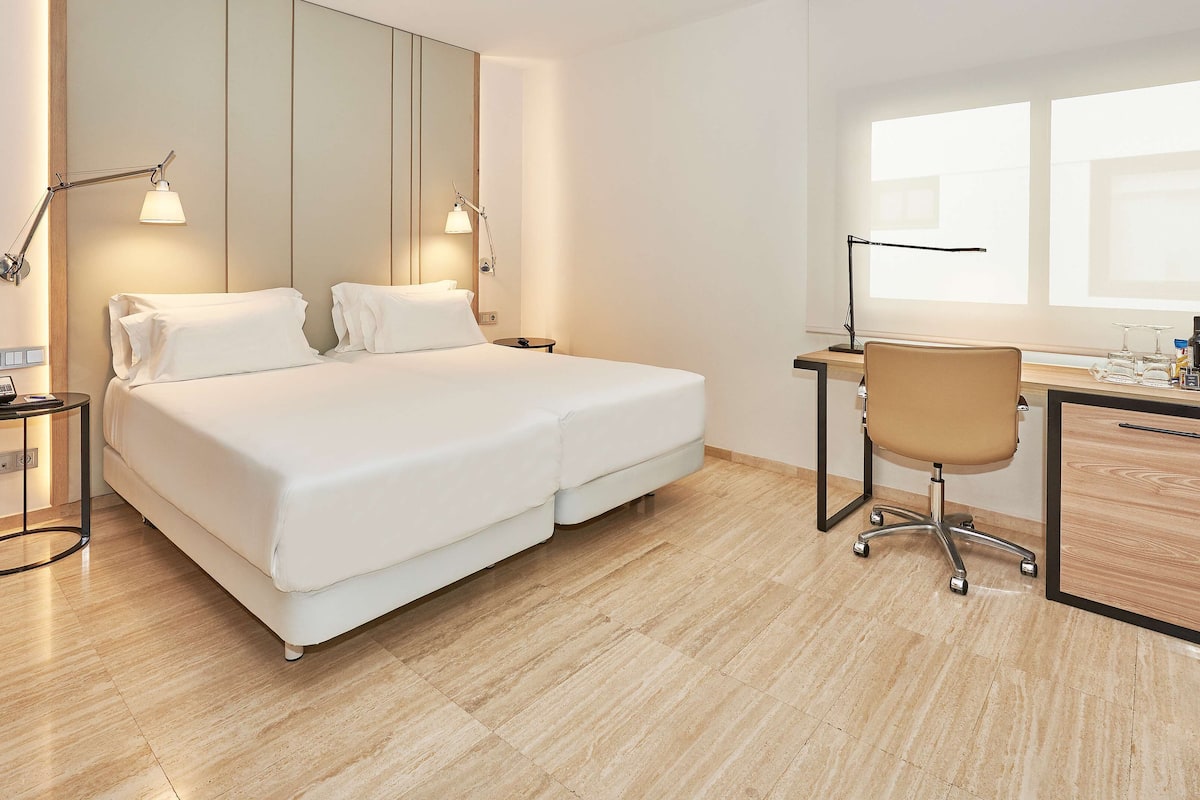 Minibar, caja de seguridad en la habitación y escritorio