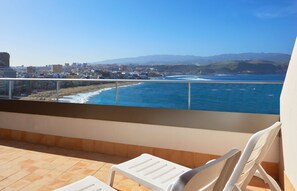 A balcony with a view of the ocean and a cityscape. - NH Imperial Playa (Las Palmas de Gran Canaria)