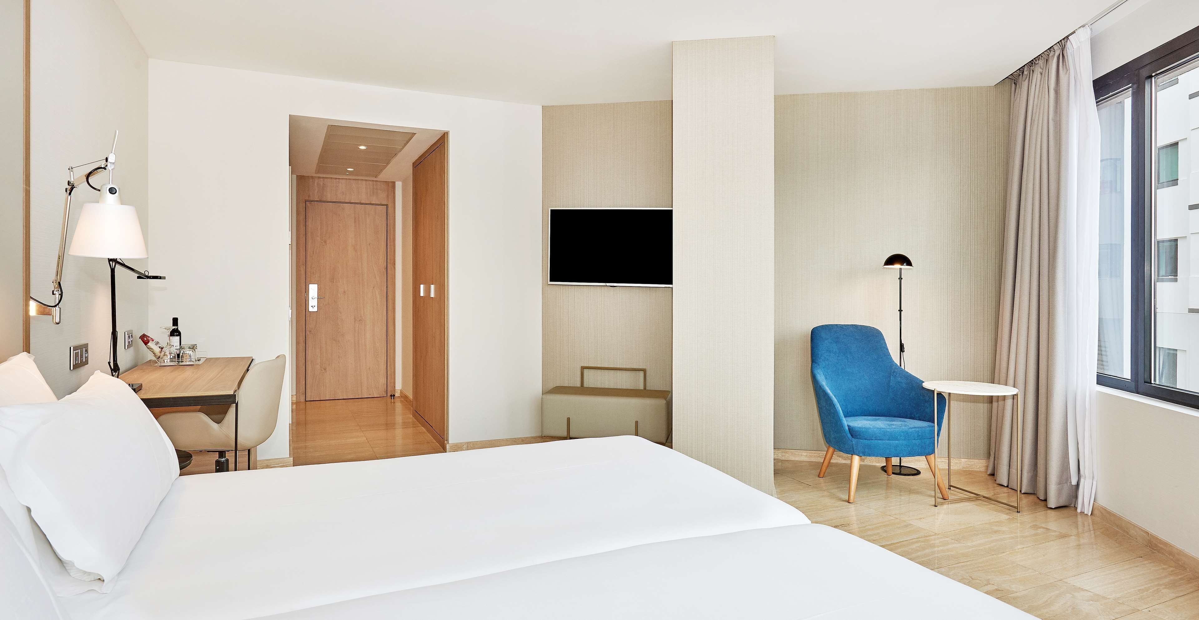 Minibar, caja de seguridad en la habitación y escritorio 