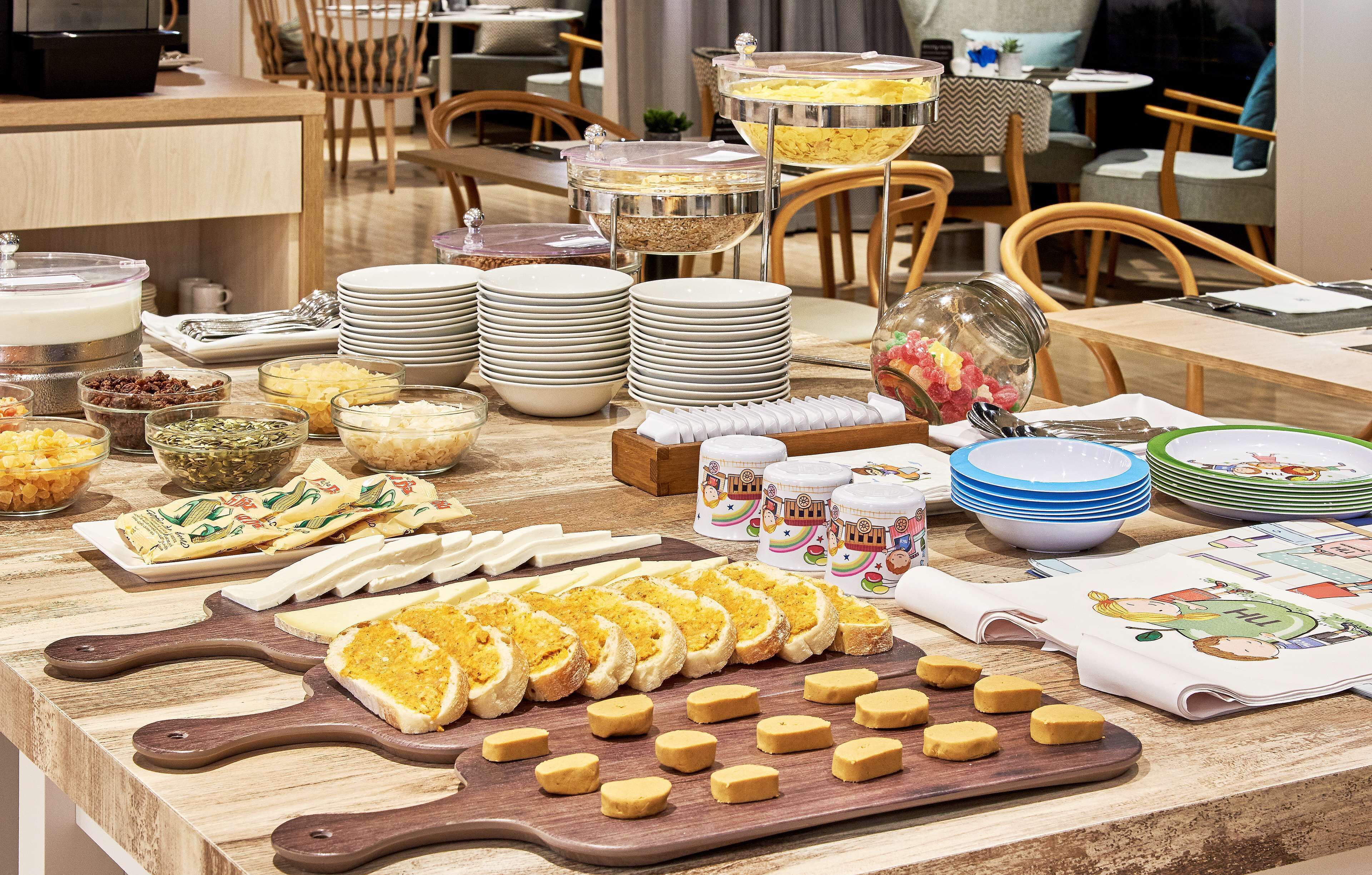 daily buffet breakfast for a fee