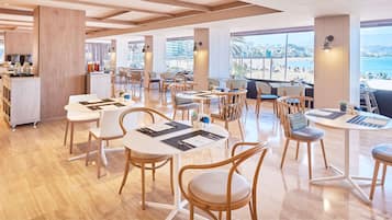 Frokostbuffé hver dag (mot et tillegg)