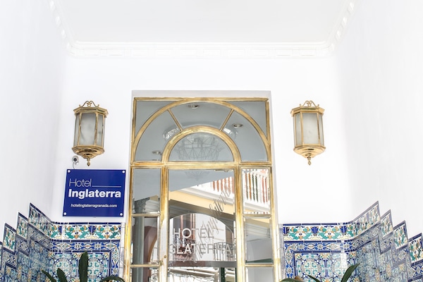 Pintu masuk properti