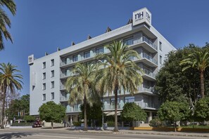 Minibar, caixa forta a l'habitació, escriptori i cortines opaques 