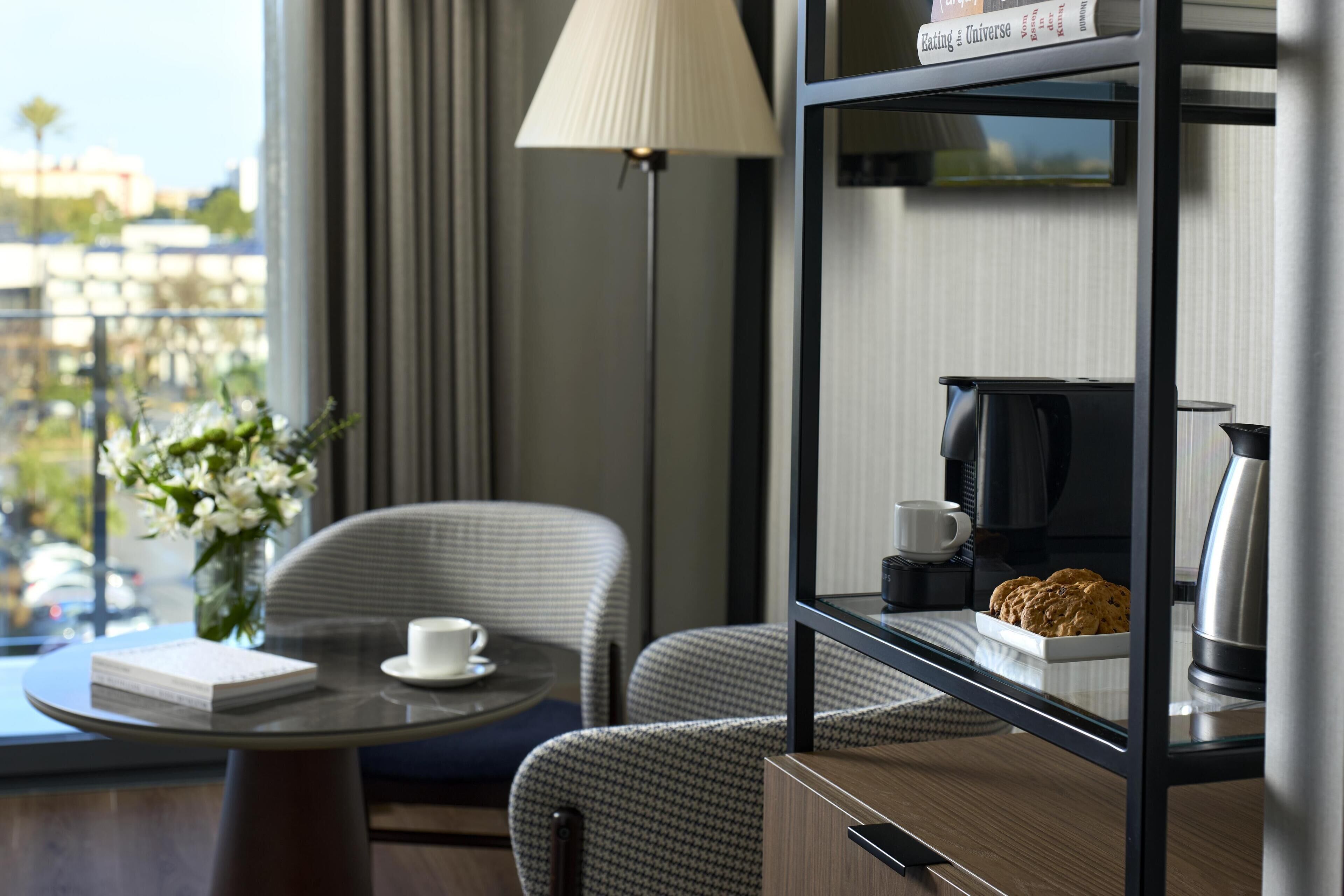Quarto superior (New Style) | Frigobar, cofres nos quartos, escrivaninha, cortinas blackout