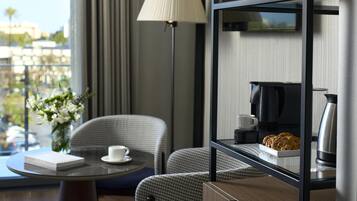 Quarto superior (New Style) | Frigobar, cofres nos quartos, escrivaninha, cortinas blackout