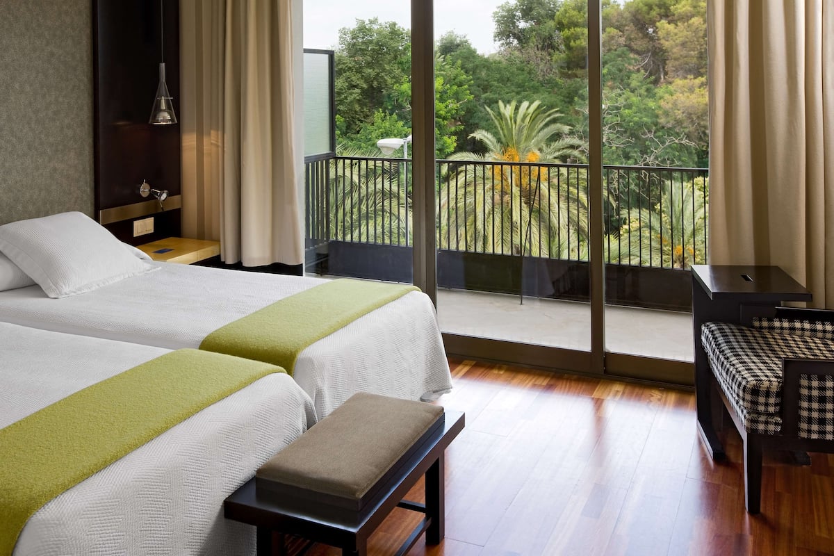 select comfort beds, minibar, in-room safe, desk