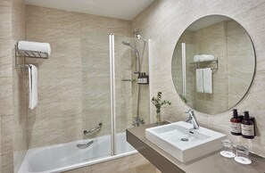 Deep soaking tub, rainfall showerhead, eco-friendly toiletries - NH Avenida Jerez (Jerez de la Frontera)