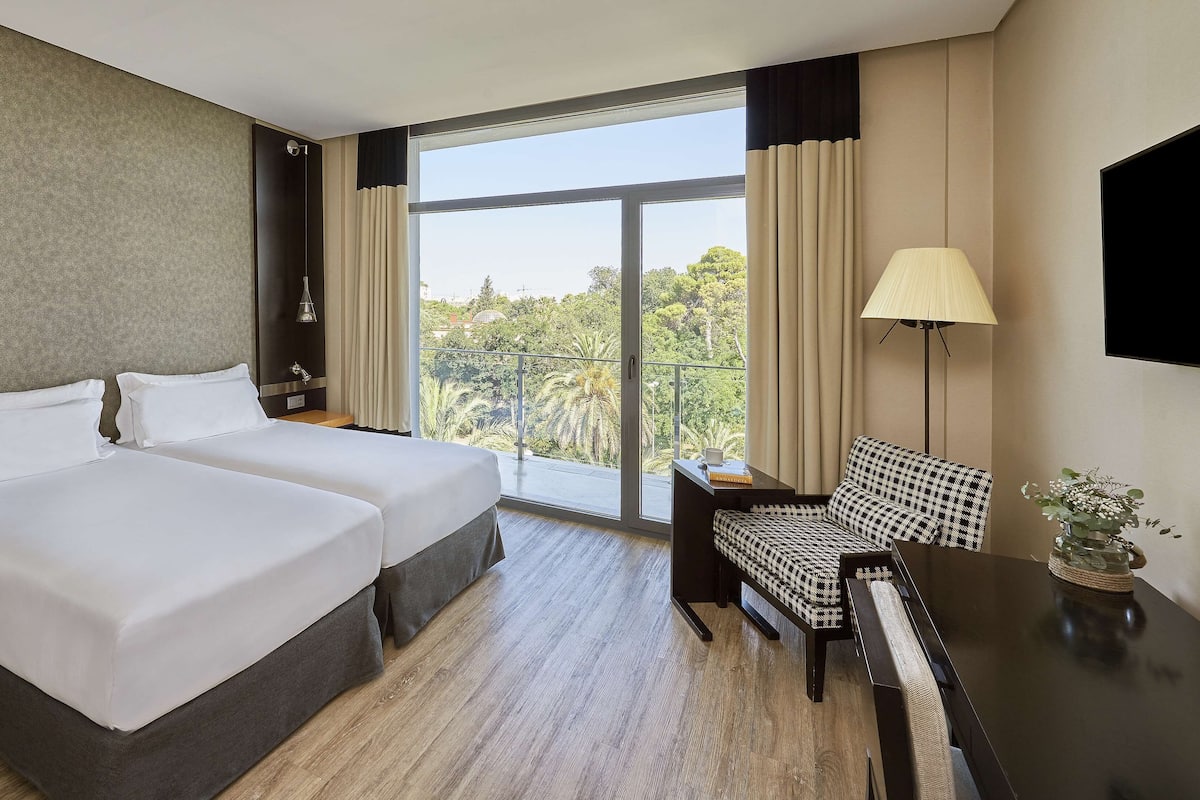 Select Comfort beds, minibar, in-room safe, desk