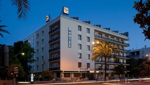 Et hotel med flere etager, hvor et tydeligt 