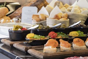 Tägliches Frühstücksbuffet gegen Gebühr