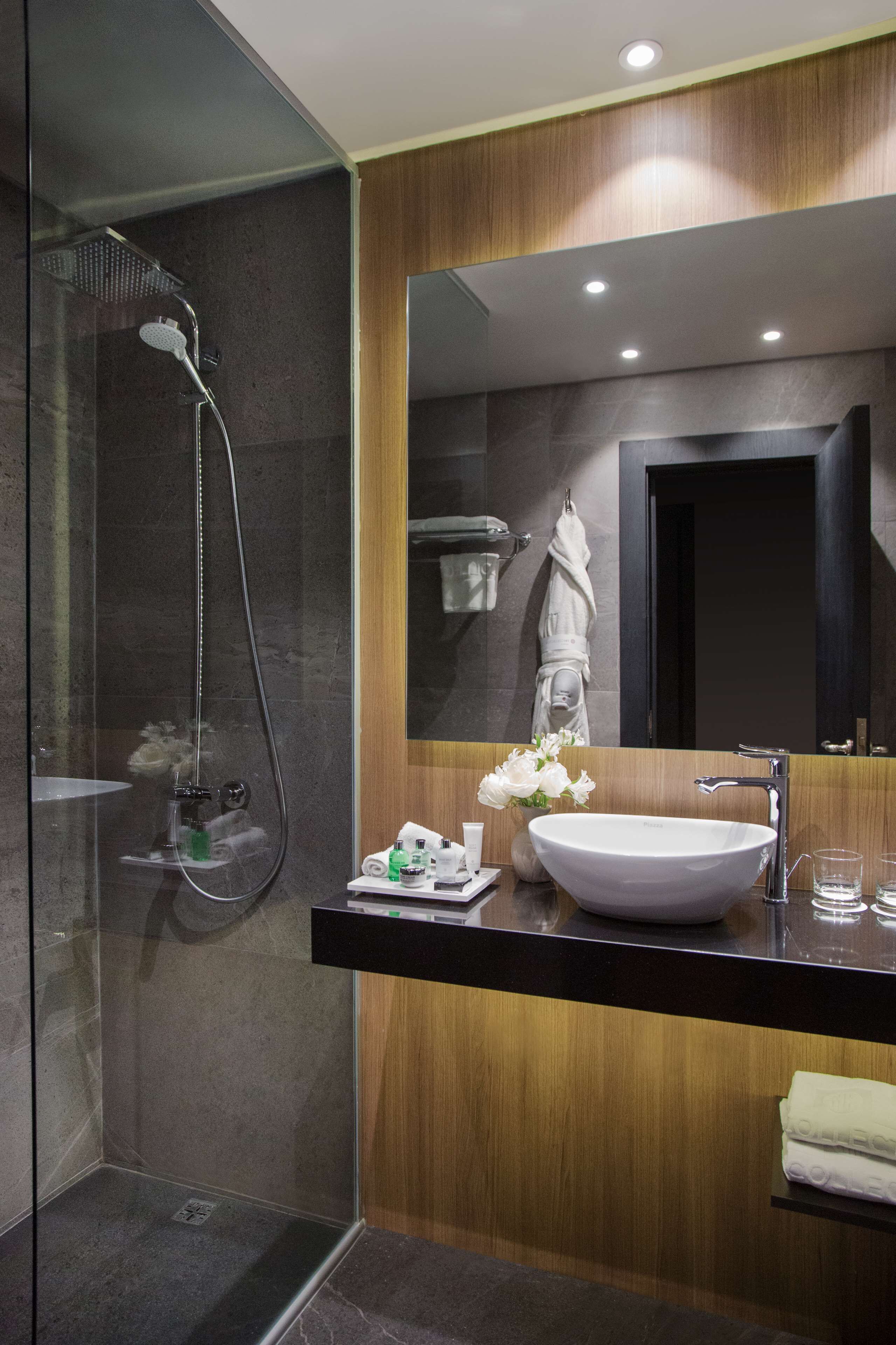 combined shower/bathtub, rainfall showerhead, eco-friendly toiletries