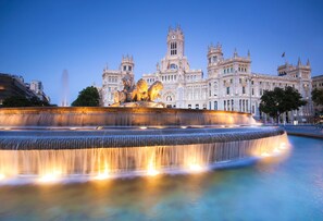 A grand building with a large fountain in front. - NH Madrid Lagasca (Madrid)