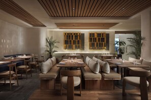 供應午餐和晚餐