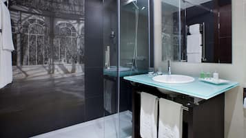 Milieuvriendelijke toiletartikelen, een haardroger, handdoeken