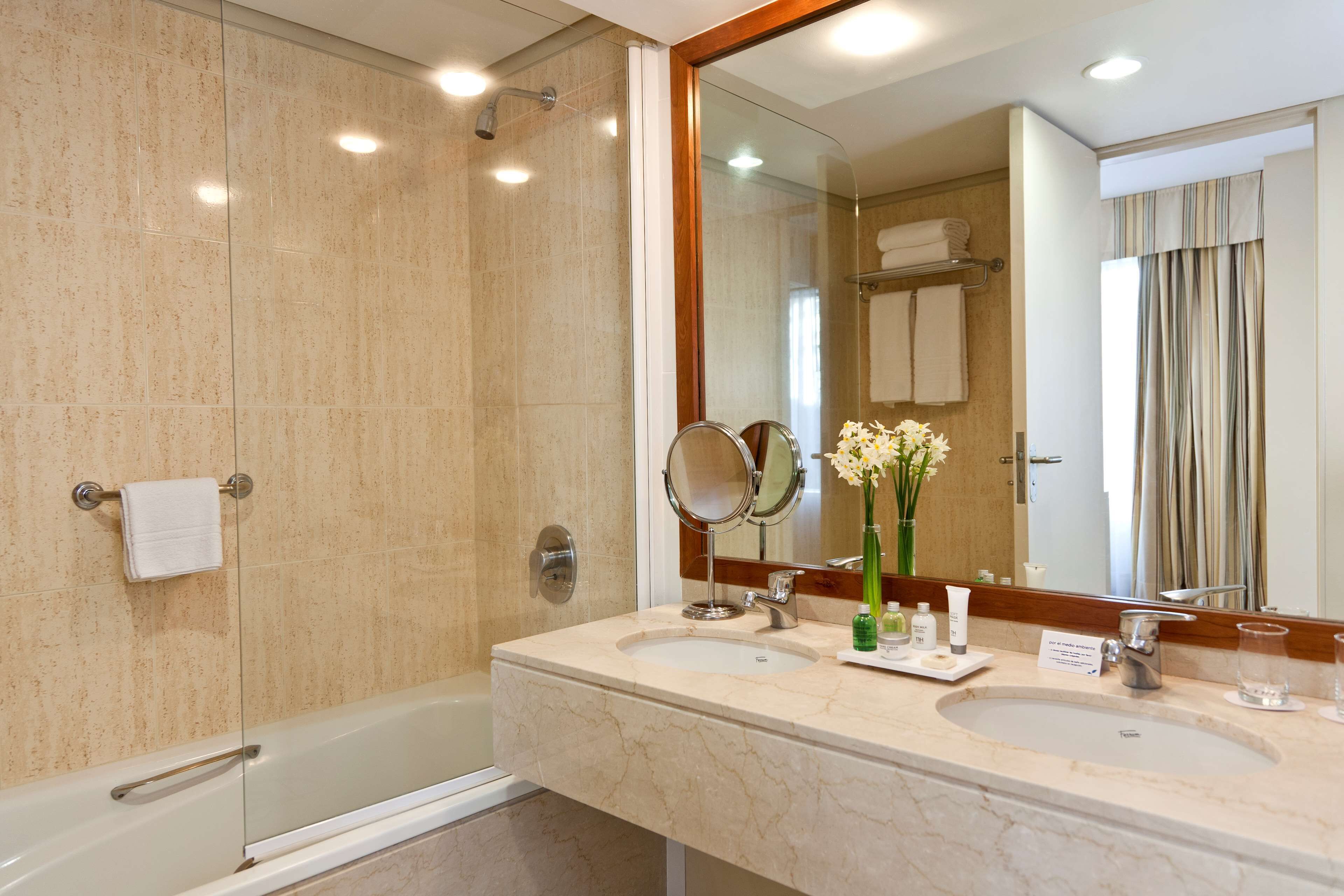 combined shower/bathtub, rainfall showerhead, eco-friendly toiletries