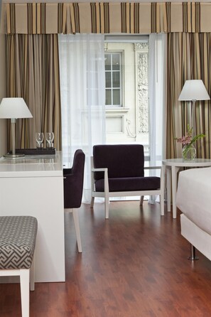 Ylelliset vuodevaatteet, untuvapeitot, pillowtop-patjalliset sängyt