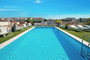 Piscine extérieure, chaises longues