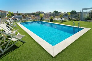 Outdoor pool, pool loungers - NH Collection Lisboa Liberdade (Lisbon)