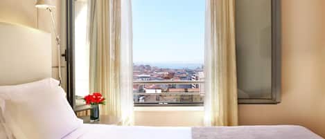 Luxe beddengoed, een minibar, een kluis op de kamer, een bureau